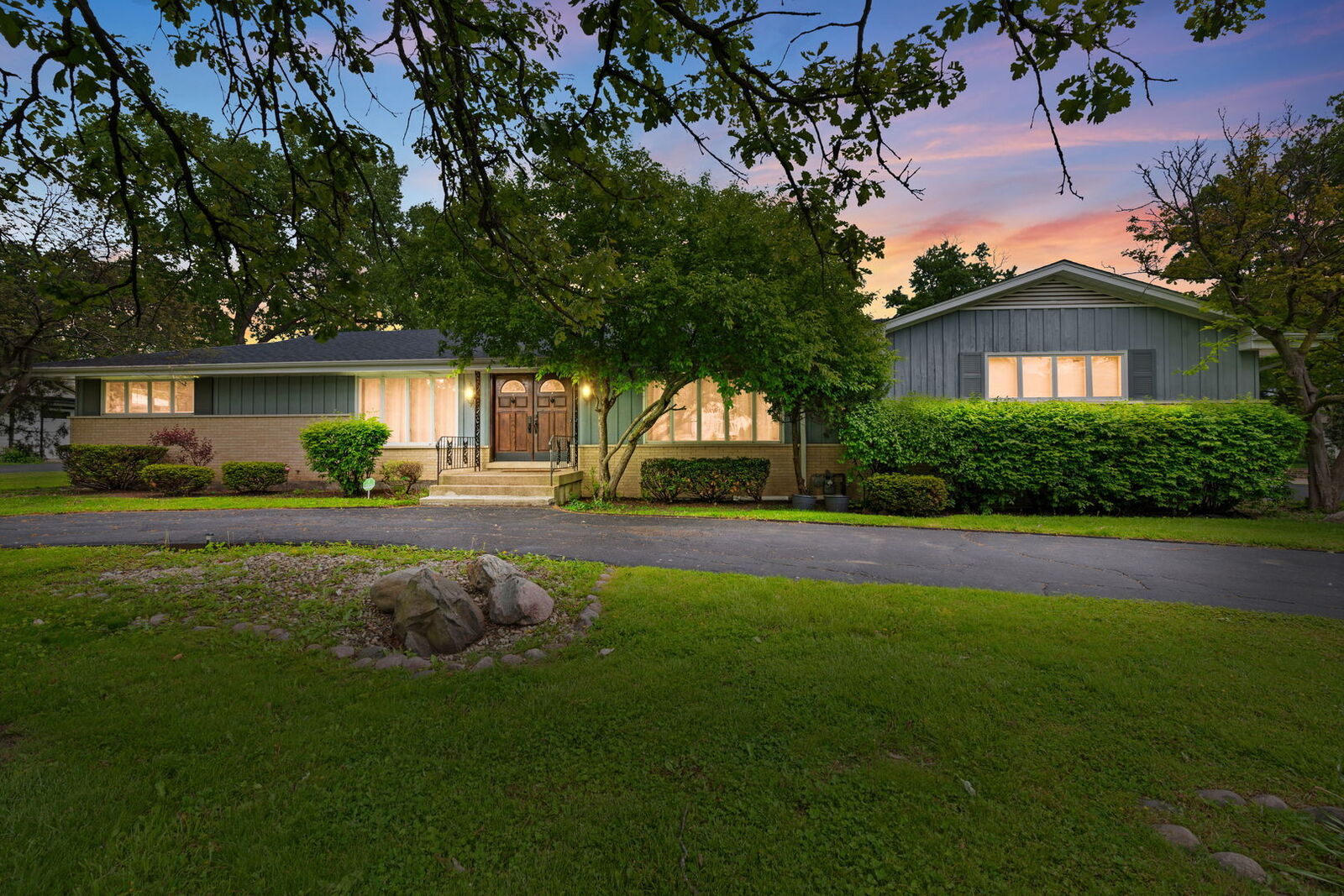 Property Photo:  27 Sheffield Lane  IL 60523 