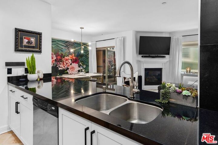 Property Photo:  5037 Rosewood Avenue 101  CA 90004 
