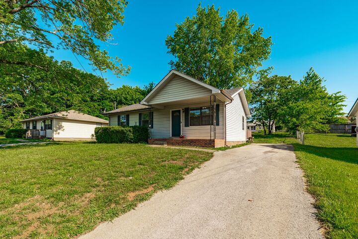 Property Photo:  215 Al Oerter Dr  TN 37042 