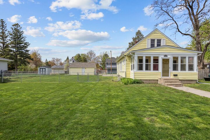 Property Photo:  1039 Laurel Avenue  MN 55071 