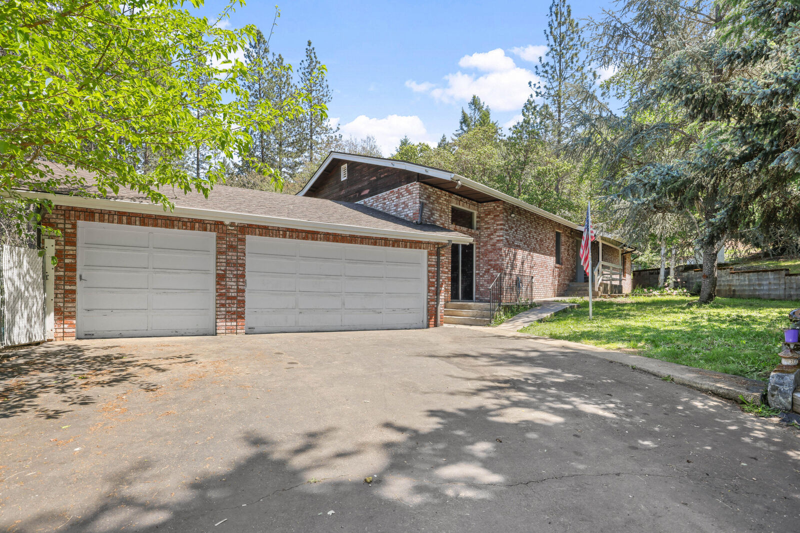 Property Photo:  301 Red Spur Drive  OR 97527 