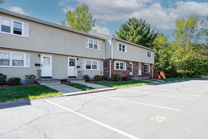 Property Photo:  32 Yorktown Ct 32  MA 01020 