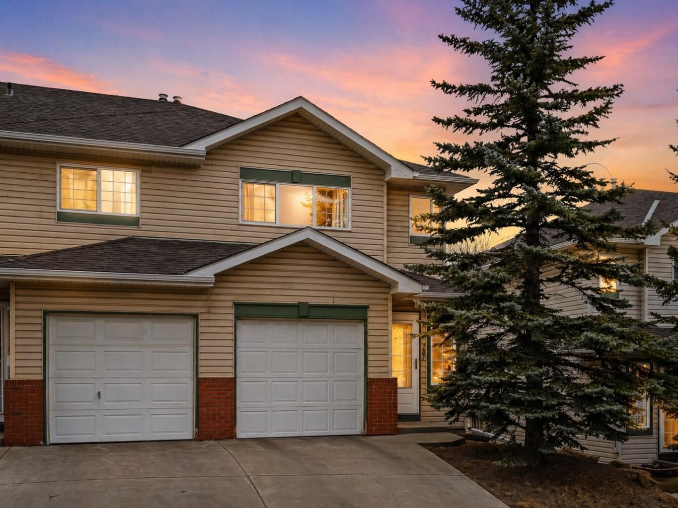 Property Photo:  101 Country Hills Villas NW  AB T3K 4S8 