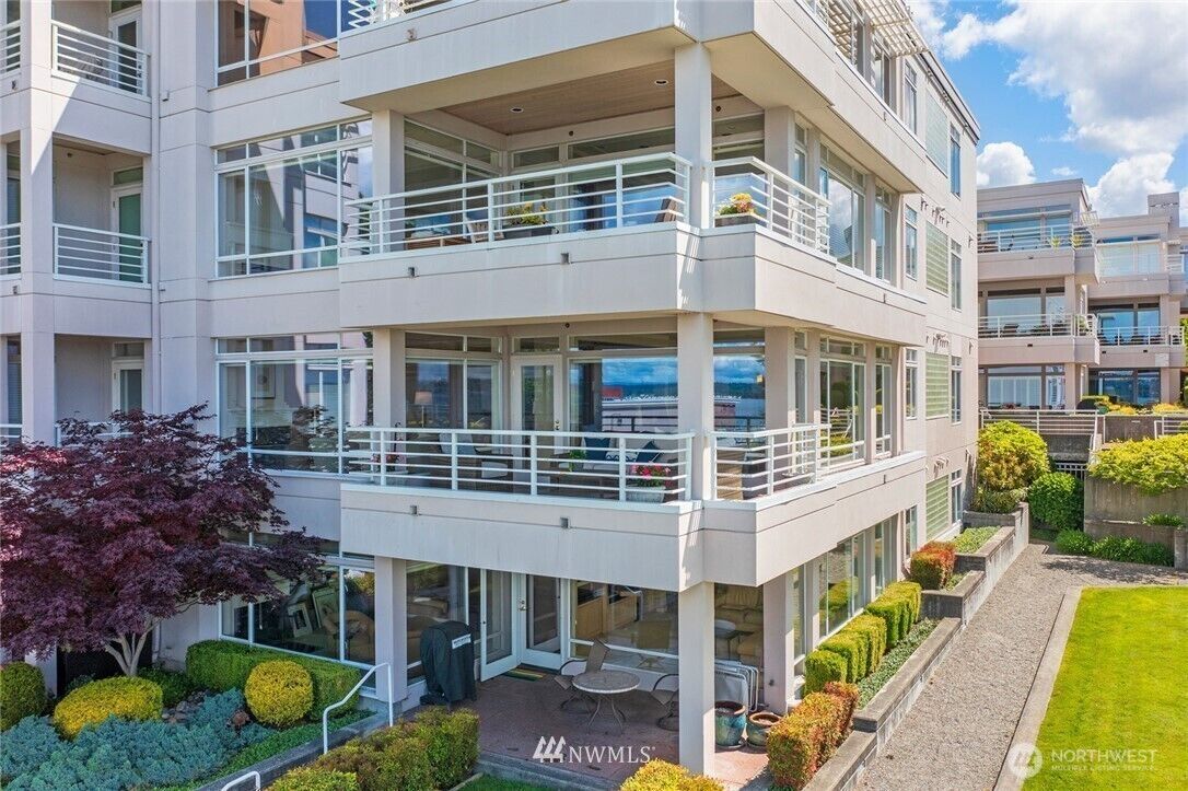 Property Photo:  225  2nd Street S D3  WA 98033 
