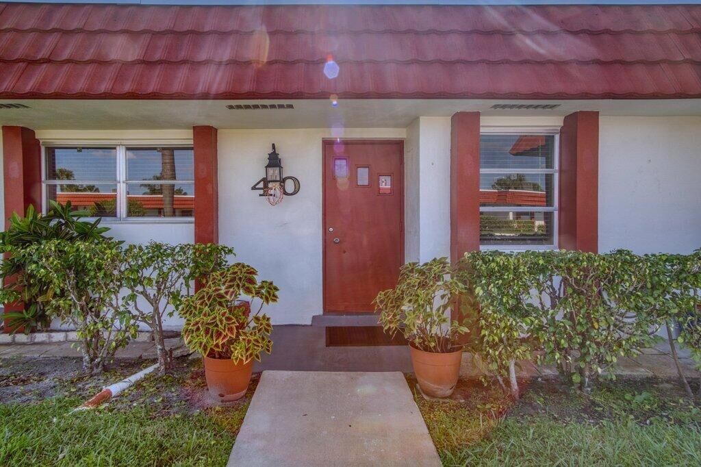Property Photo:  5800 W Fernley Dr Drive W 40  FL 33415 