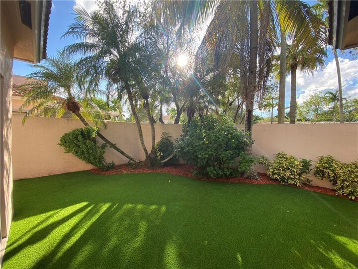 Property Photo: 692 SW 158th Terrace FL 33027
