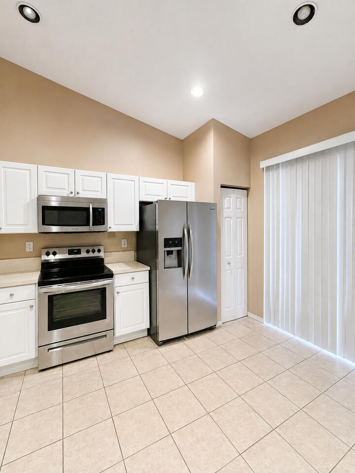 Property Photo: 2401 E Aragon Boulevard 5 FL 33313