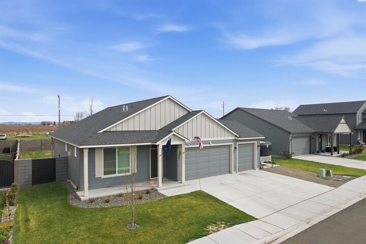 Property Photo:  1403 Diamond Ave  WA 98930 