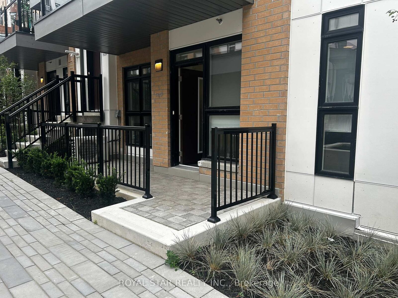 Property Photo:  155 Canon Jackson Drive Q101  ON M6M 0E1 