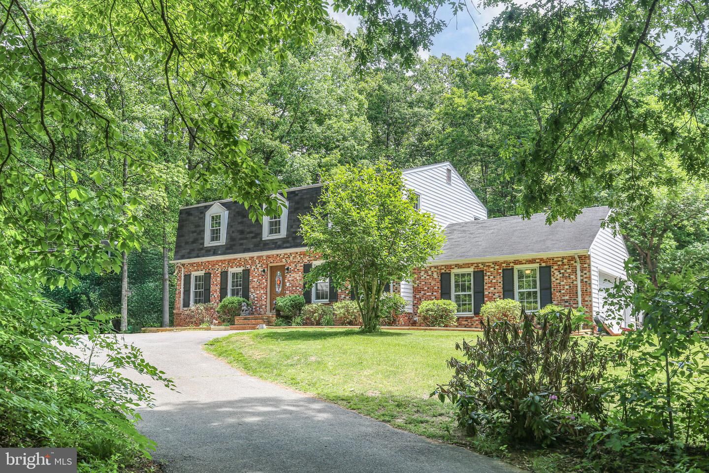 Property Photo: 6401 Wolf Run Hunt Court VA 22039