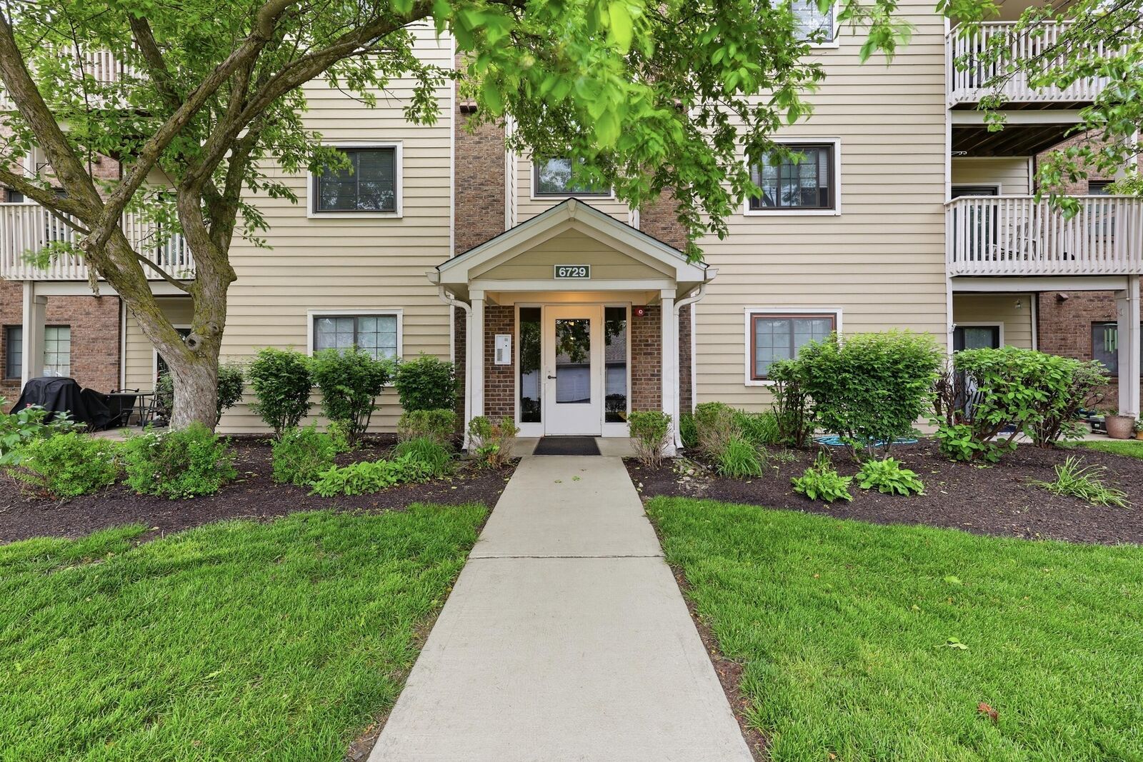 Property Photo:  6729 Meadow Creek Drive Drive  OH 43235 