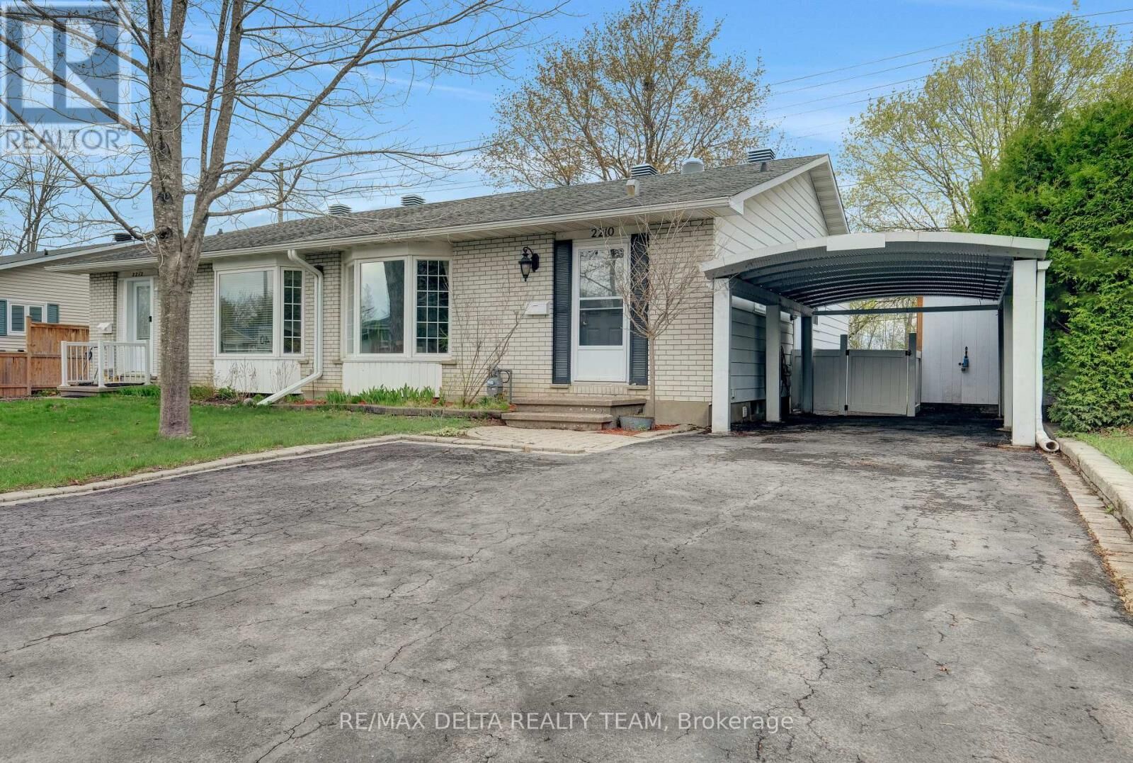 Property Photo:  2210 Bickerton Avenue  ON K1J 6Y3 