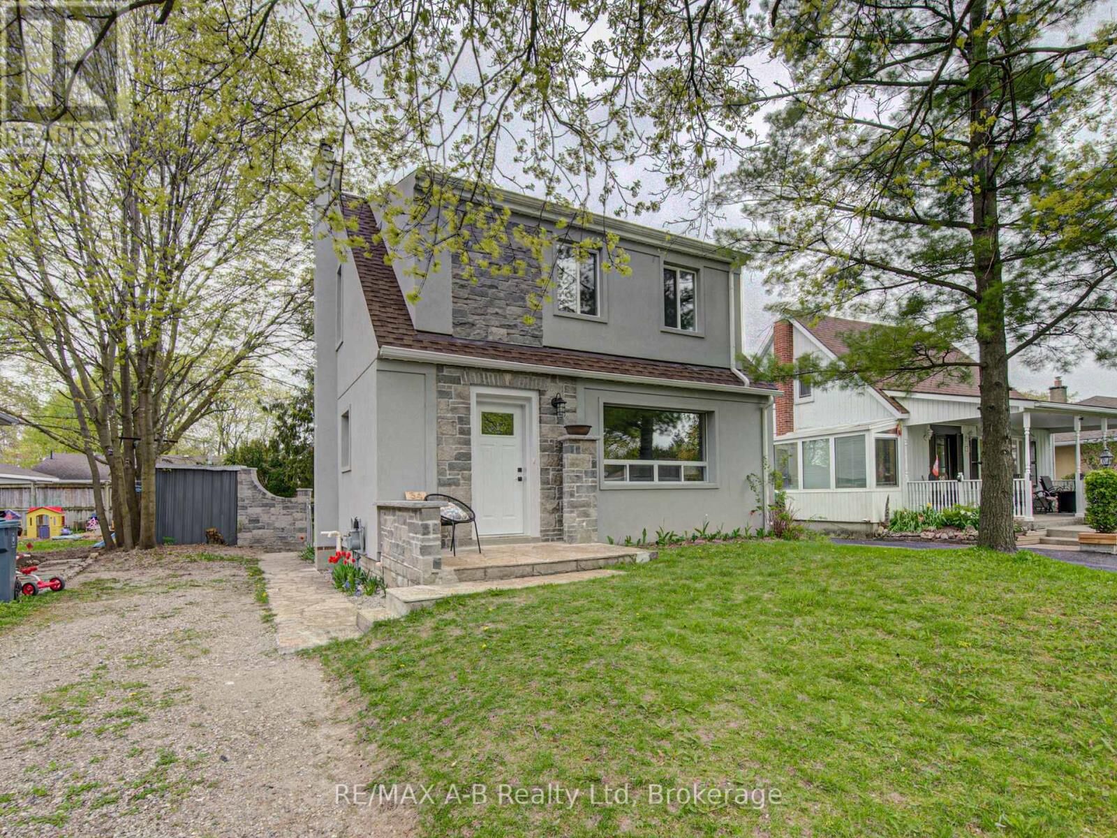 Property Photo:  34 Somerset Street  ON N5A 6K1 