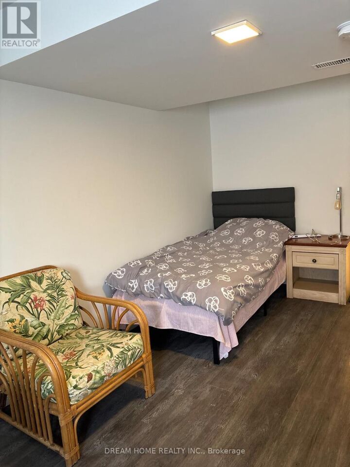 Property Photo:  850 Clarkson Road South Room A  ON L5J 2V3 