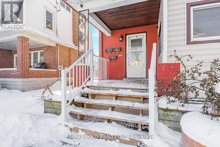 Property Photo:  23 Avenue Place 2  ON L3B 4B2 