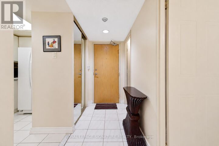 Property Photo:  5 Kenneth Avenue 205  ON M2N 6M7 