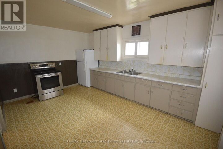 Property Photo:  143 Munroe Avenue West  ON K7V 3L2 