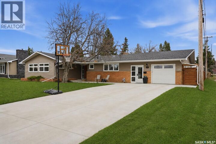 Property Photo:  425 Bate Crescent  SK S7H 3A6 