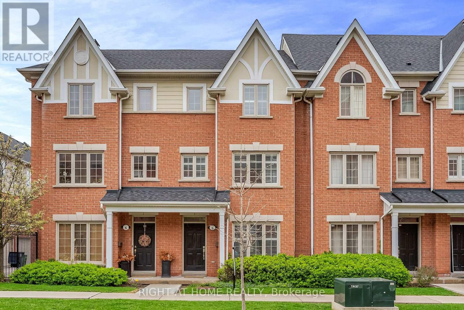 Property Photo:  141 Thirteenth Street 5  ON M8V 4E4 