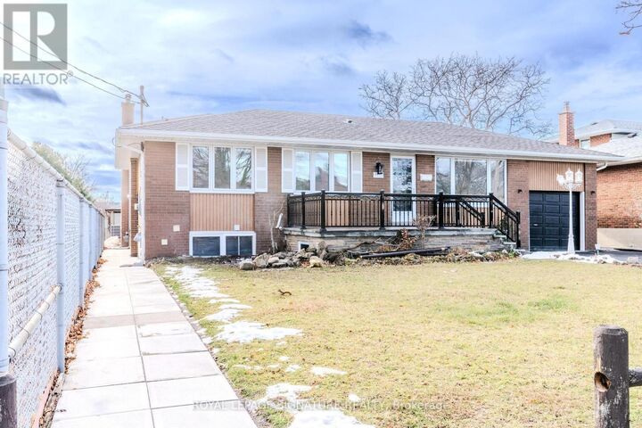 Property Photo:  2218 Cliff Road  ON L5A 2N9 