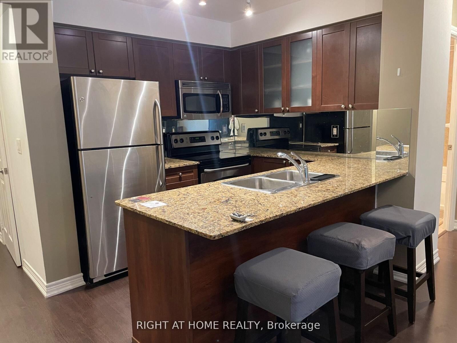 Property Photo:  761 Bay Street 807  ON M5G 2R2 