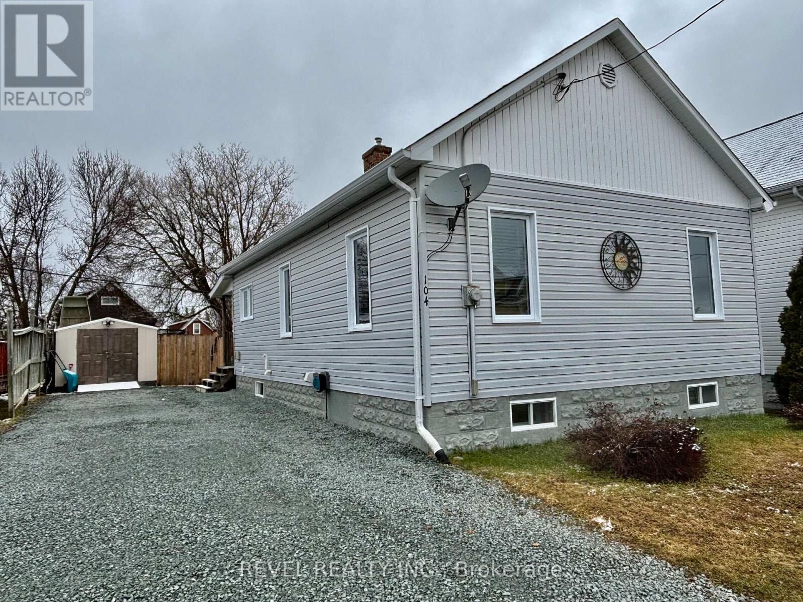 Property Photo:  104 Cecil Avenue  ON P0N 1H0 