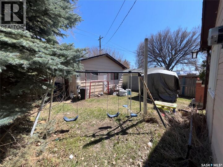 Property Photo:  906 Weldon Avenue  SK S7M 2V6 