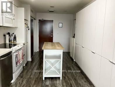 Property Photo:  10 Capreol Court 943  ON M5V 4B3 