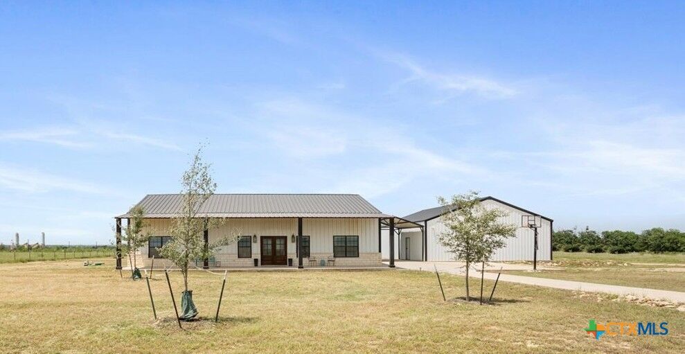 Property Photo:  1490 Dos Hermanas Road  TX 76571 