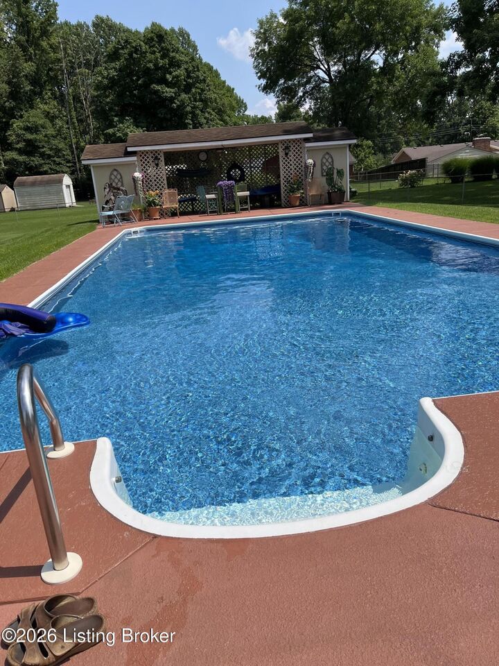 Property Photo: 3808 Gaywood Dr KY 40272