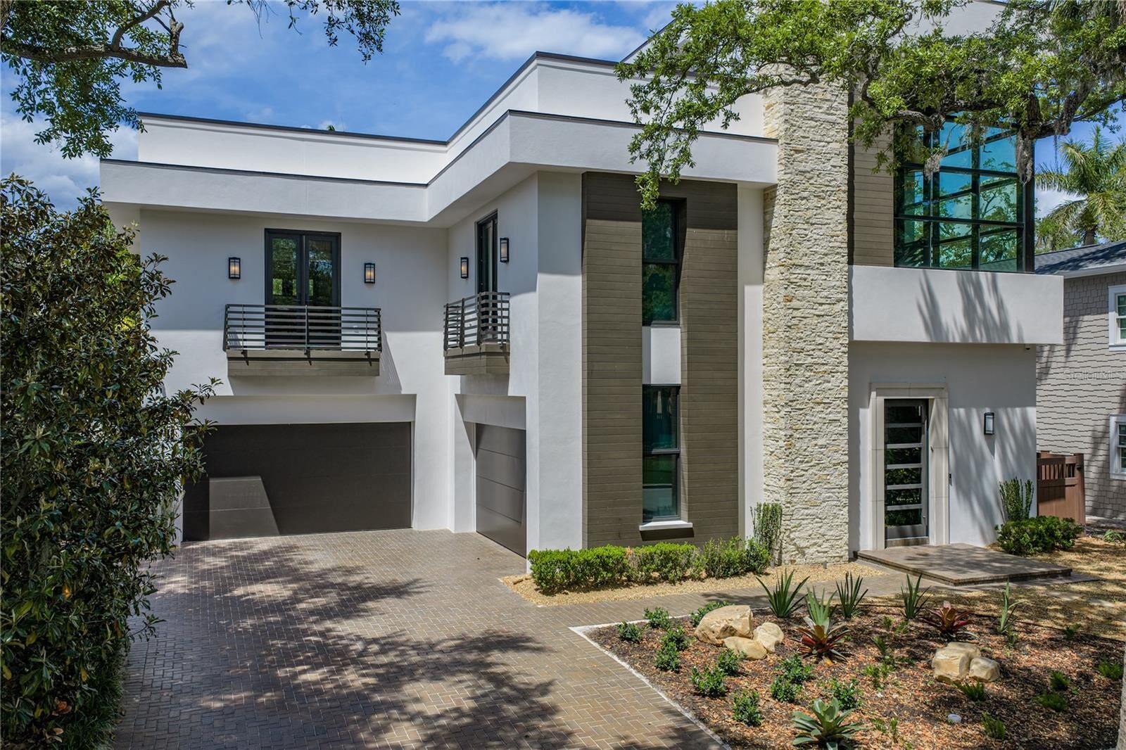 Property Photo:  2903 W Hawthorne Road  FL 33611 