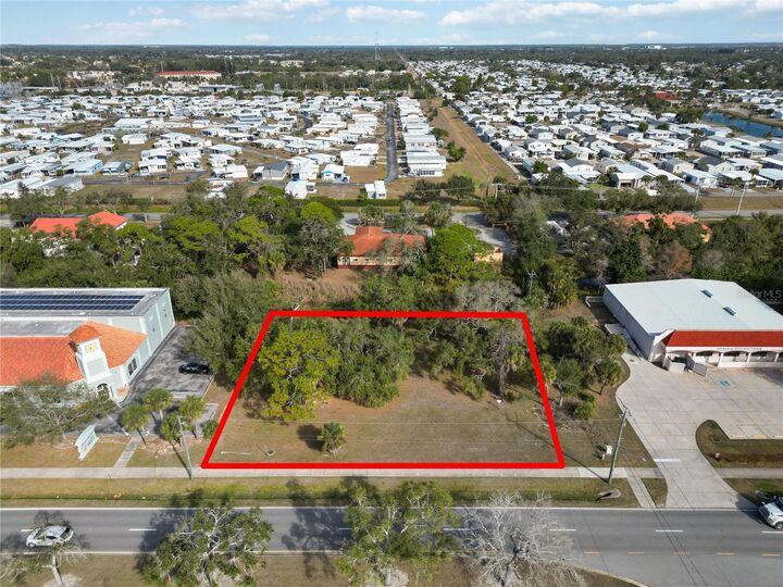 Property Photo: 841 E Venice Avenue FL 34285