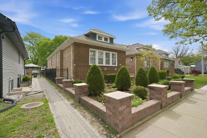 Property Photo:  1715 Hartrey Avenue  IL 60201 