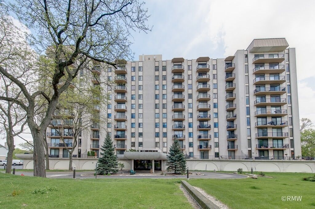 Property Photo:  190 S Wood Dale Road 507  IL 60191 