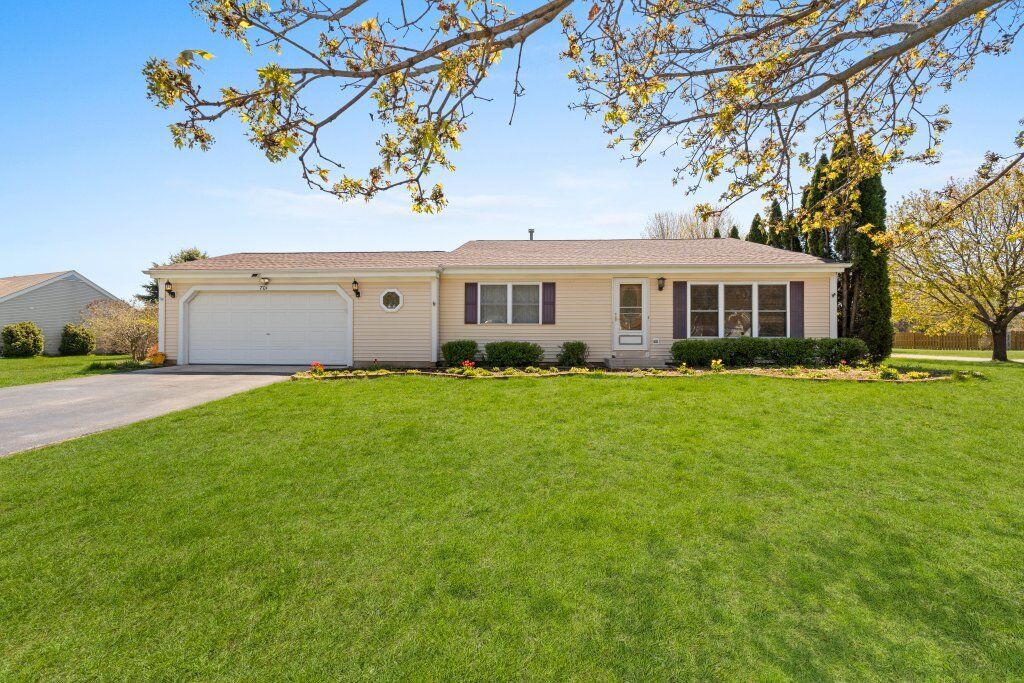 Property Photo:  701 Woodbine Lane  IL 60152 