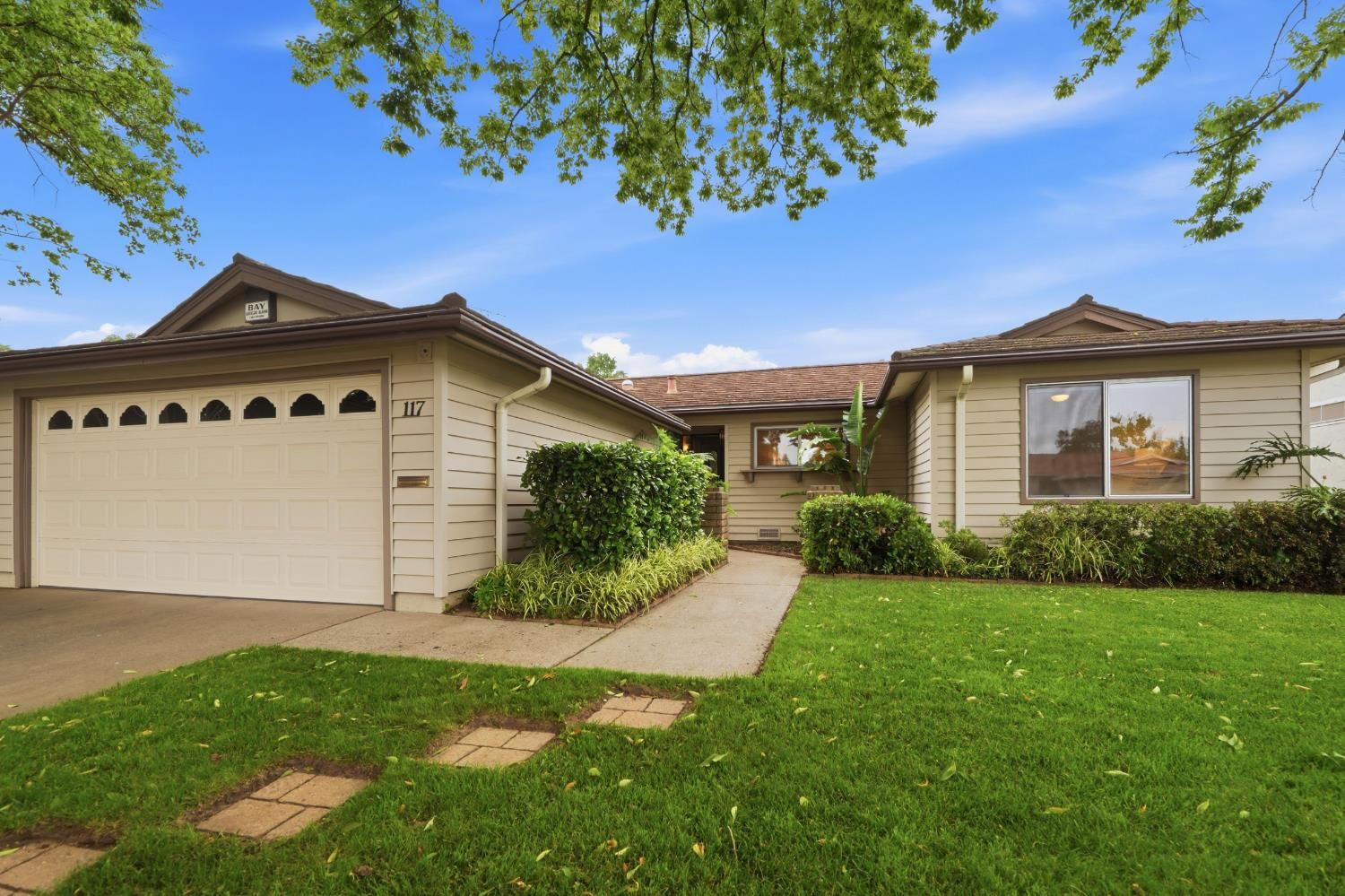 Property Photo: 117 Waterglen Circle CA 95826