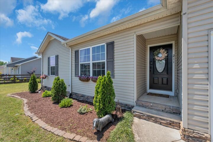Property Photo:  211 Williamsburg Cir  TN 37388 