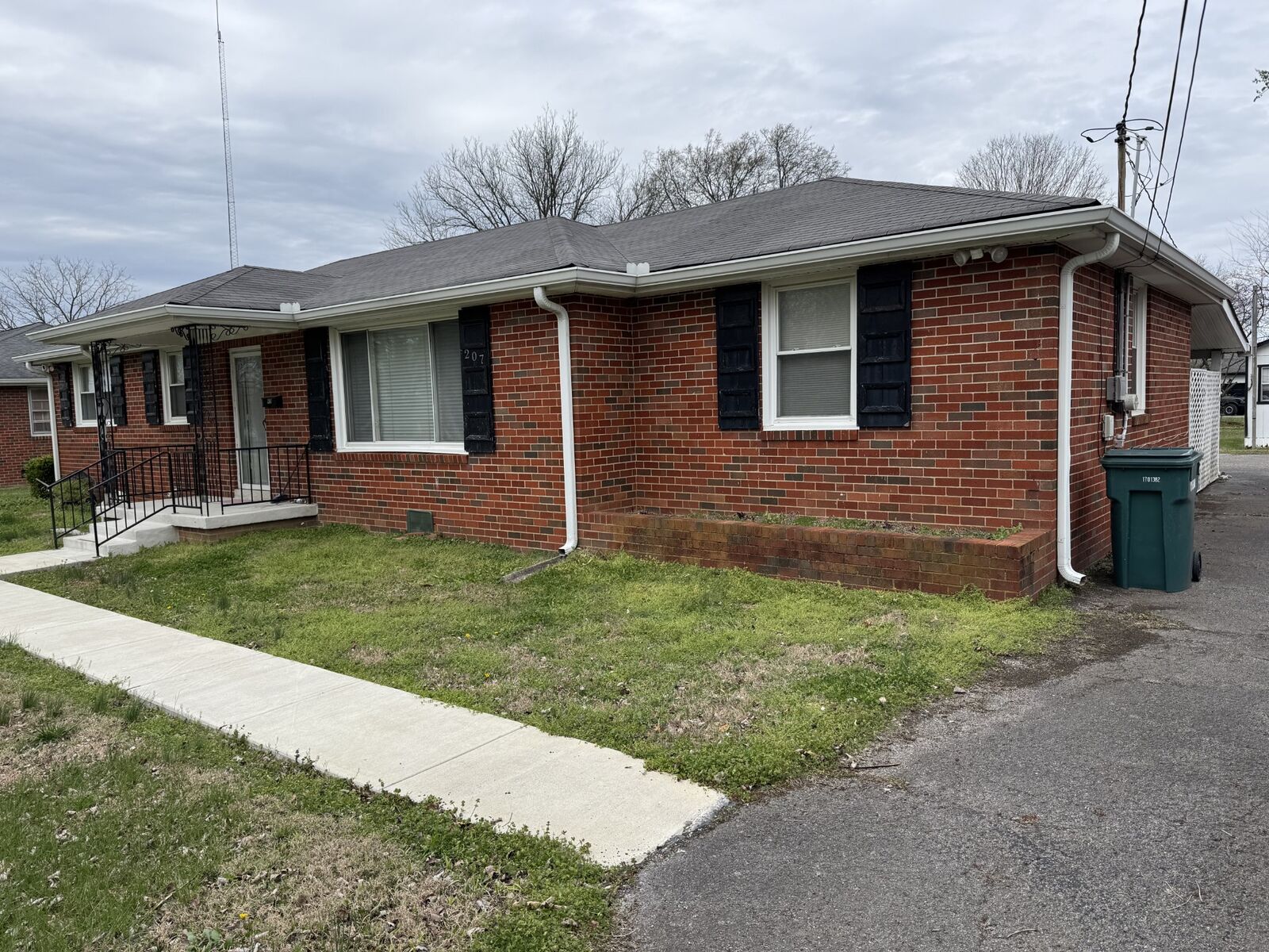 Property Photo:  207 Elmwood Dr  TN 37087 