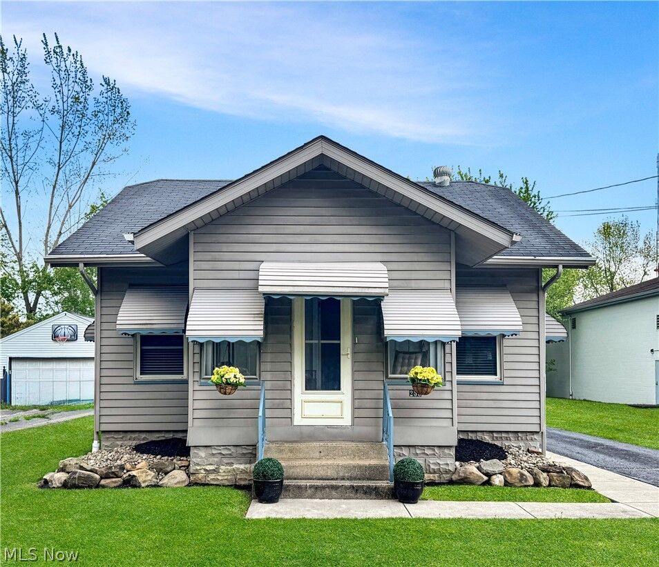 Property Photo:  253 N Salem Warren Road  OH 44451 