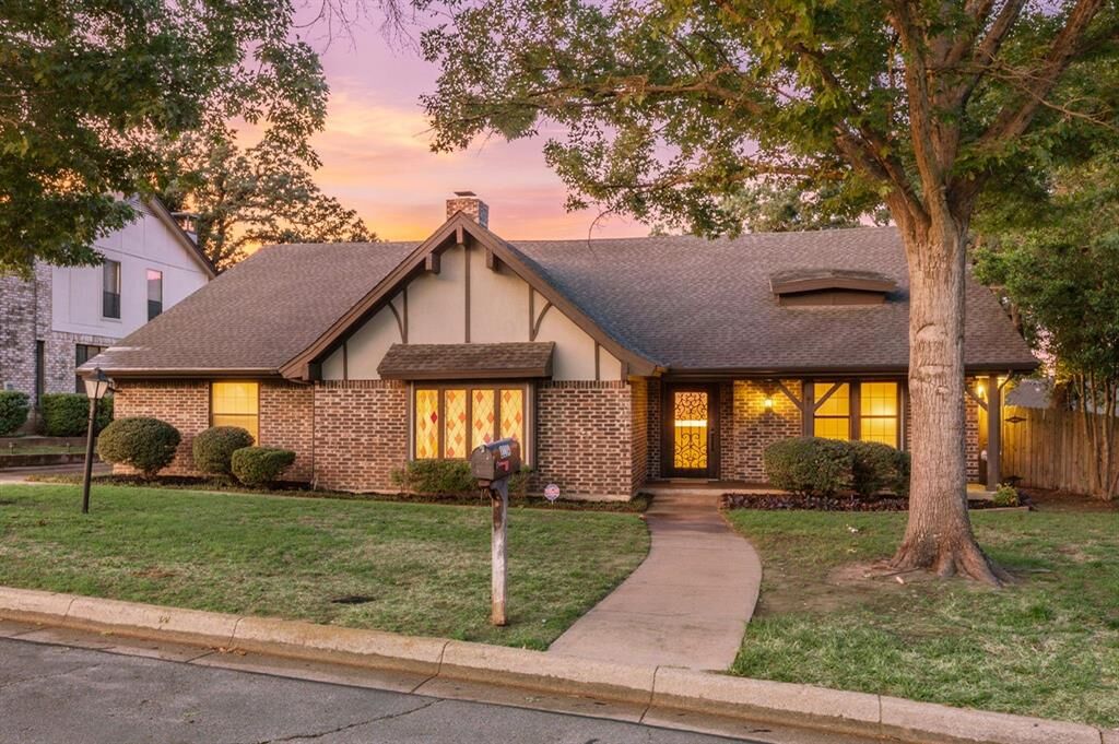 Property Photo:  2214 Wilson Drive  TX 76011 