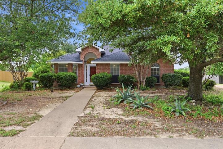 Photo de la propriété:  921 High Point Drive  TX 76065 