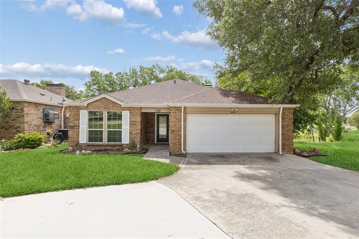 Property Photo: 801 Country Club Place TX 75052