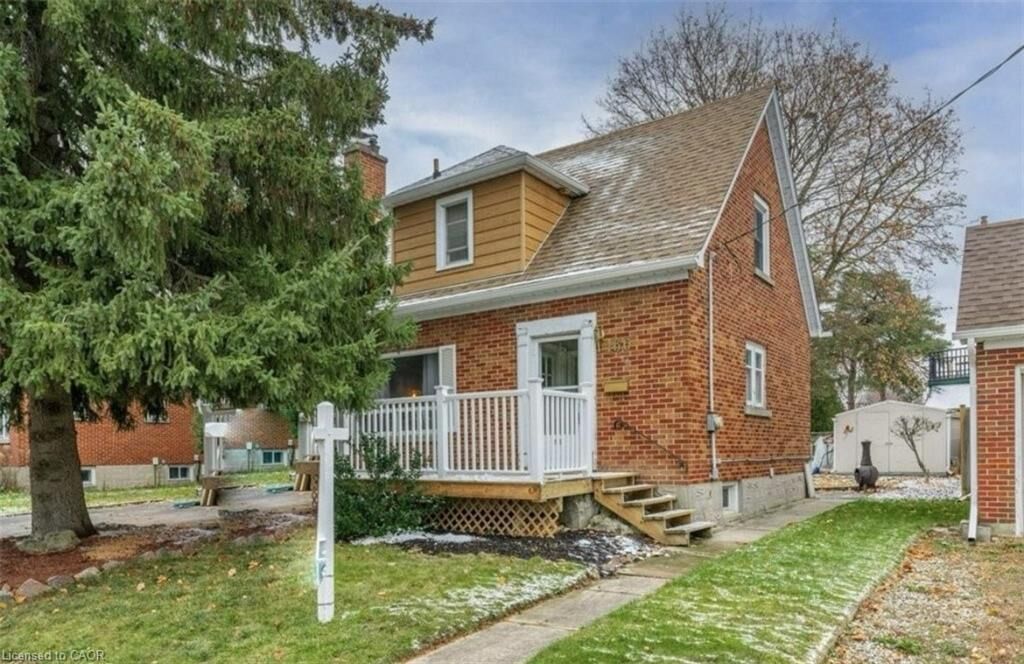 Property Photo:  166 Sydney Street S Bsmt  ON N2G 3V3 