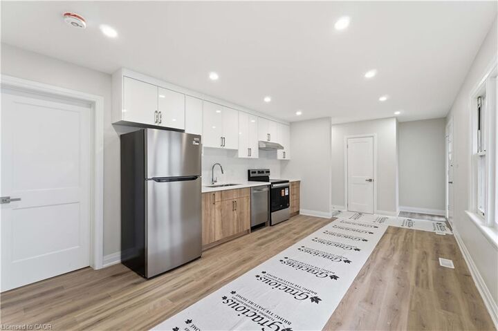 Property Photo:  124 McElroy Road E 1  ON L9A 1Y9 