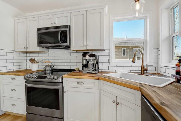 Property Photo:  6945 88 Street  AB T8X 0C1 