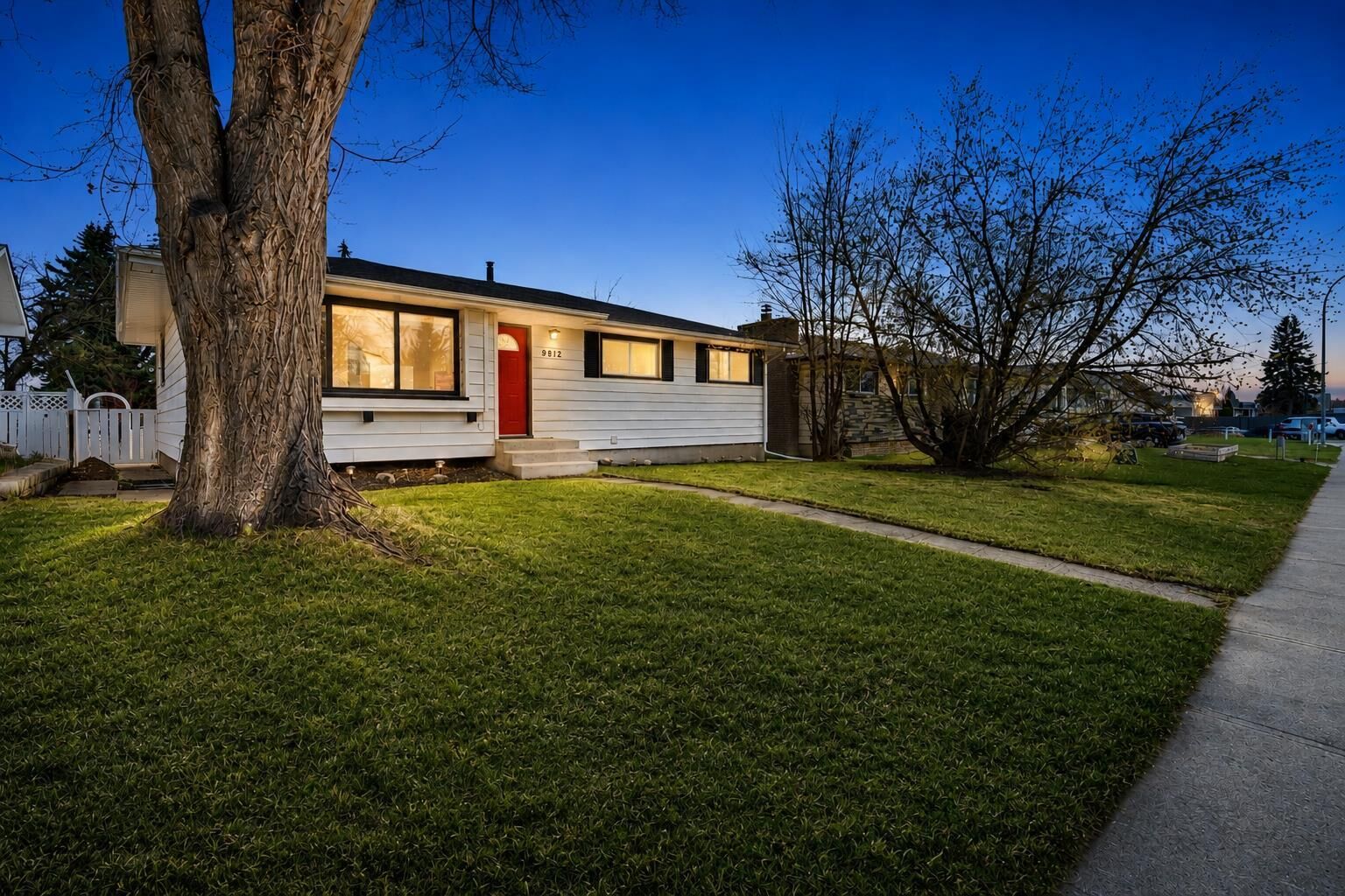 Property Photo:  9812 2 Street SE  AB T2J 0W2 