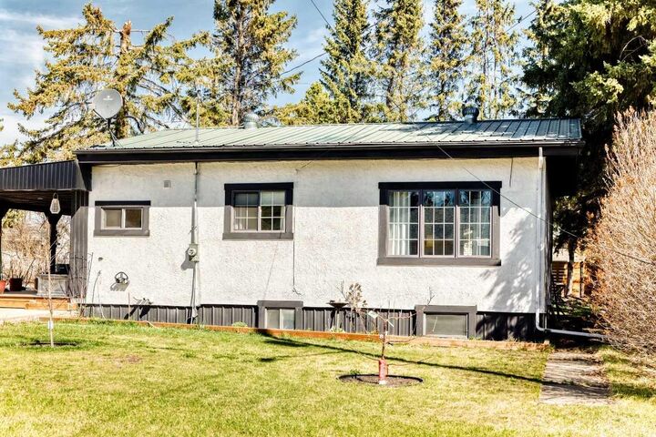 Property Photo:  2026 9 Avenue  AB T0M 1V0 