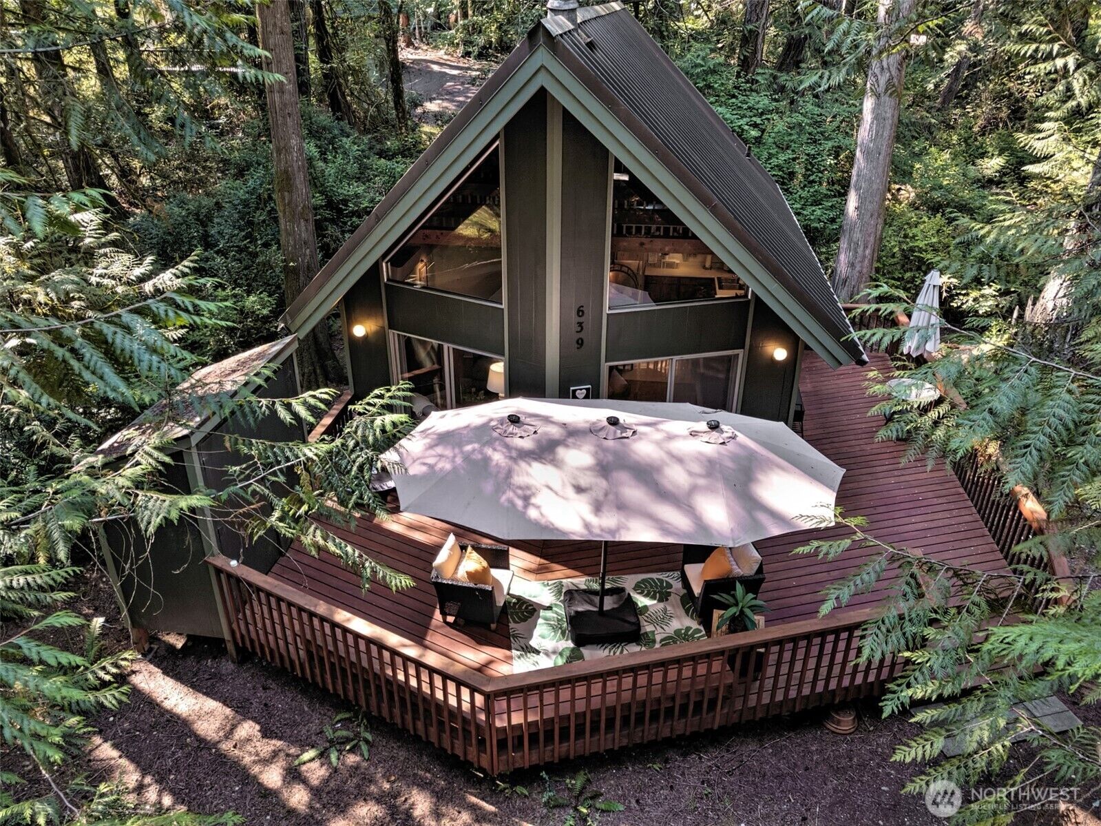 Property Photo:  639 E Pitcairn Place  WA 98584 