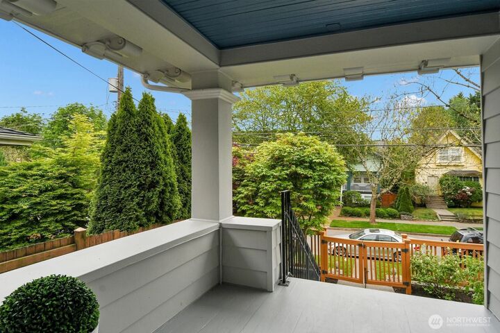 Property Photo:  1121  27th Avenue  WA 98122 