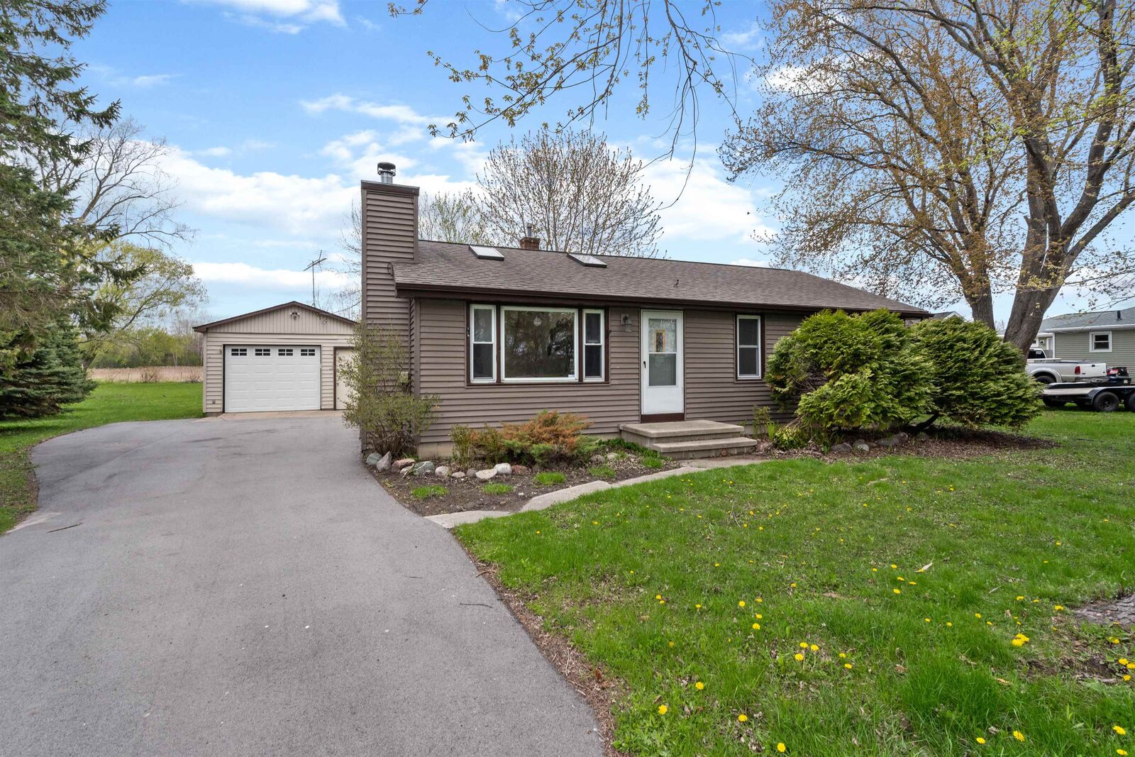 Property Photo:  607 Hunters Point Road  WI 54956-4905 